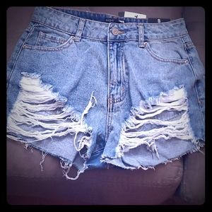 How about that raw denim shorts